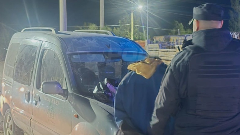 Recuperaron una camioneta robada a mano armada y demoraron a un sospechoso | LM Neuquen Recuperaron una camioneta robada a mano armada y demoraron a un sospechoso
