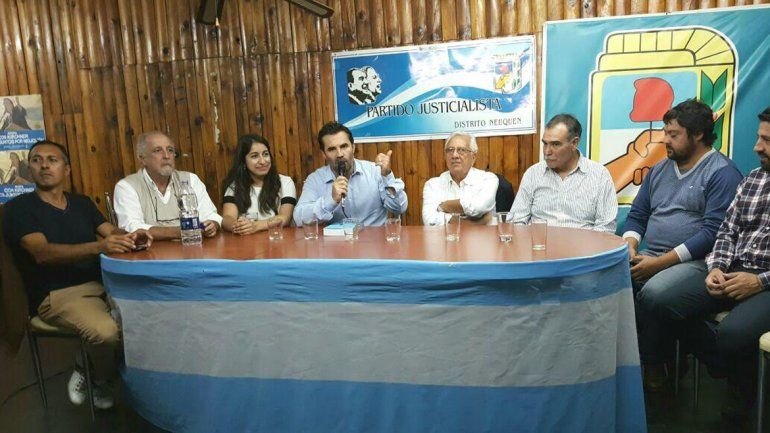 Héctor Recalde acompañó a Darío Martínez con referentes locales.