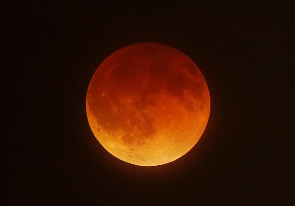 El gran espectáculo de la luna roja se pudo ver en todo el país