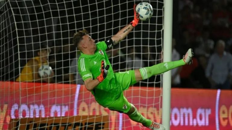 Franco Armani vuela para sacar el disparo de Barrios en el partido contra Excursionistas.&nbsp;