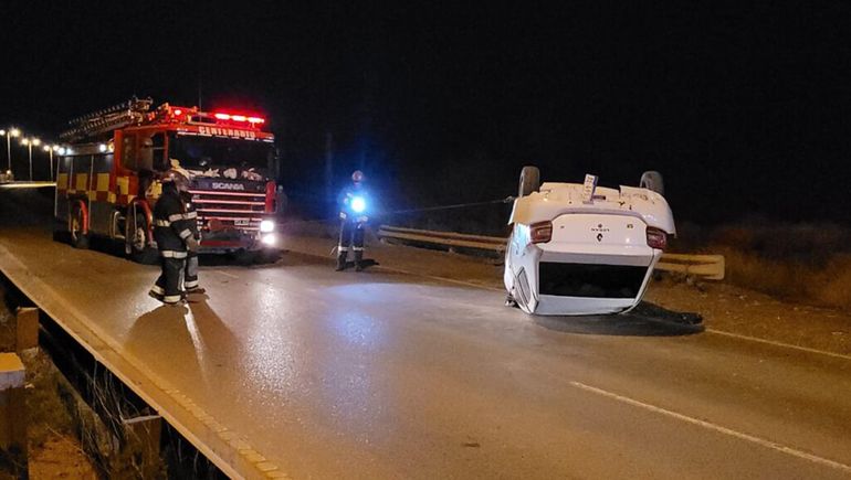 Ruta 7: se quedó dormida, chocó el guardarraíl y volcó