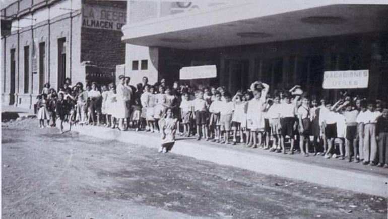 Las colas para adquirir una entrada se repetía todos los sábados para ingresar a la Matiné. Las colas para adquirir una entrada se repetía todos los sábados para ingresar a la Matiné.