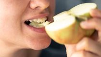 La fibra de la manzana elimina hasta 70% de placa al masticar. La fibra de la manzana elimina hasta 70% de placa al masticar.