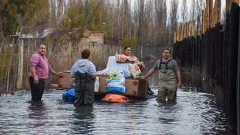 Una familia abandona la isla. Saca los electrodomésticos y se muda a Centenario. Sus hijos deben regresar a la escuela. Una familia abandona la isla. Saca los electrodomésticos y se muda a Centenario. Sus hijos deben regresar a la escuela.