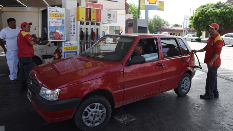 Las estaciones de servicio de la ciudad siguen con las pizarras sin cambios: los precios están igual que hace unas semanas atrás. Las bajas se hacen esperar.