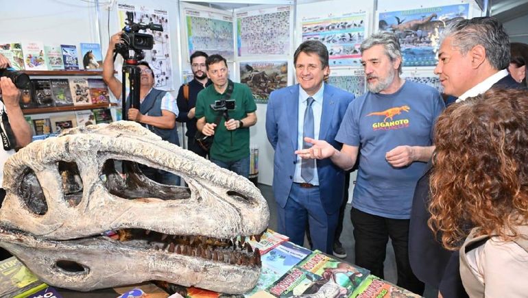 El intendente Mariano Gaido y el gobernador Rolando Figueroa visitaron la Feria del Libro.