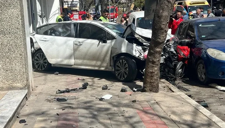 El hombre atropelló a 35 personas y dos de ellas están en grave estado. El hombre atropelló a 35 personas y dos de ellas están en grave estado.