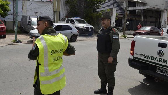 Atacó a cintazos a dos gendarmes en un boliche y quedó libre