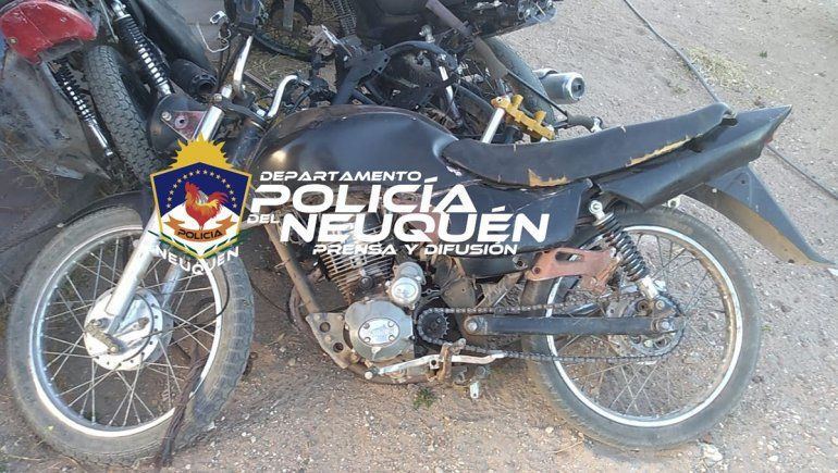 El delincuente escapaba en una motocicleta, pero fue detenido.