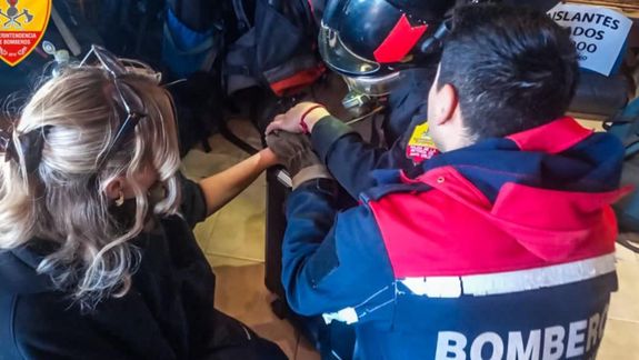 La rápida y precisa intervención de los Bomberos de El Chaltén posibilitó que la turista no sufriera lesiones en su mano.