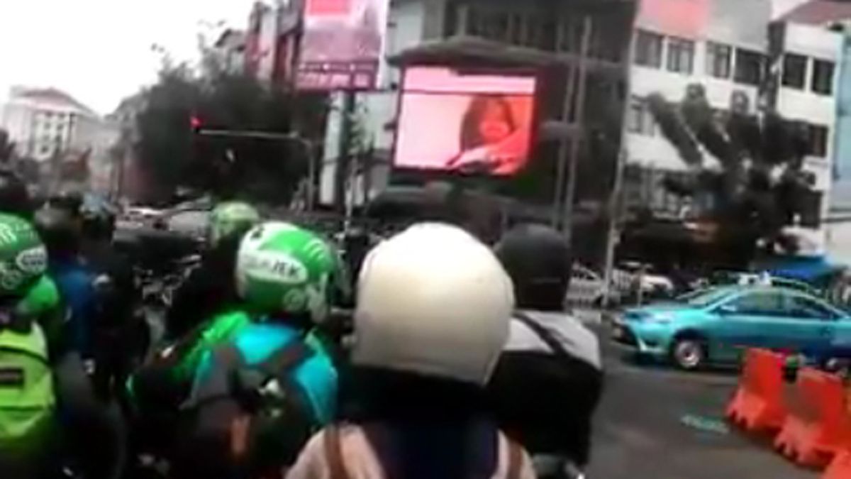 Escándalo por video porno en una pantalla callejera