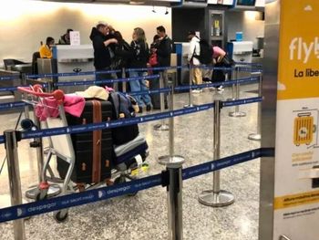 trabajadores de la aerolinea flybondi en pie de guerra tras cobrar medio sueldo: como afecta en neuquen