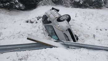 tremendo vuelco en la ruta de los siete lagos en medio de intensas nevadas