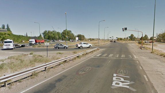 Motociclista chocó con un auto al salir de la rotonda y resultó herido