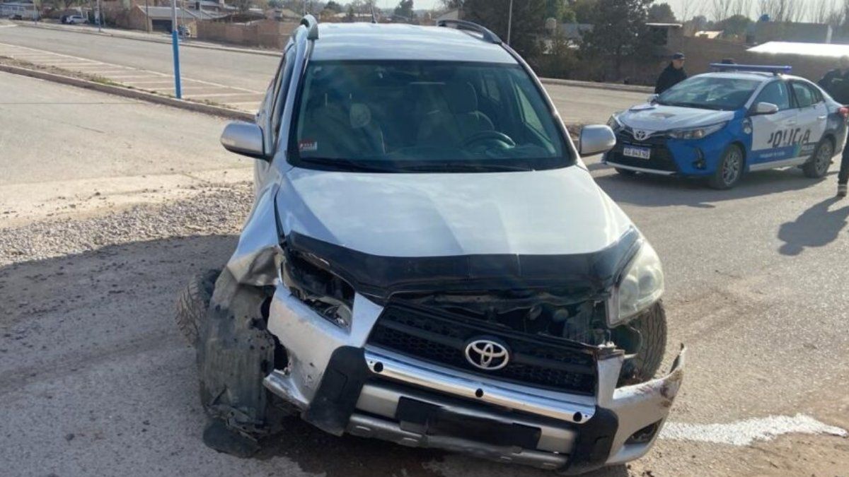Manejaba borracho y chocó su camioneta contra un poste