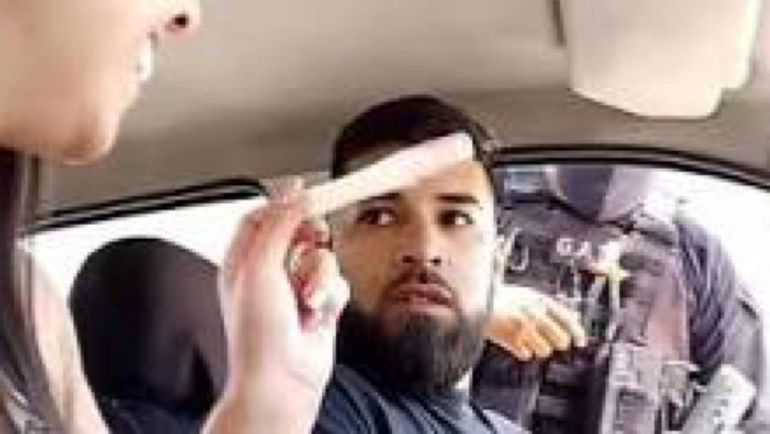 Con un policía de cómplice, le anunció a su pareja que estaba embarazada