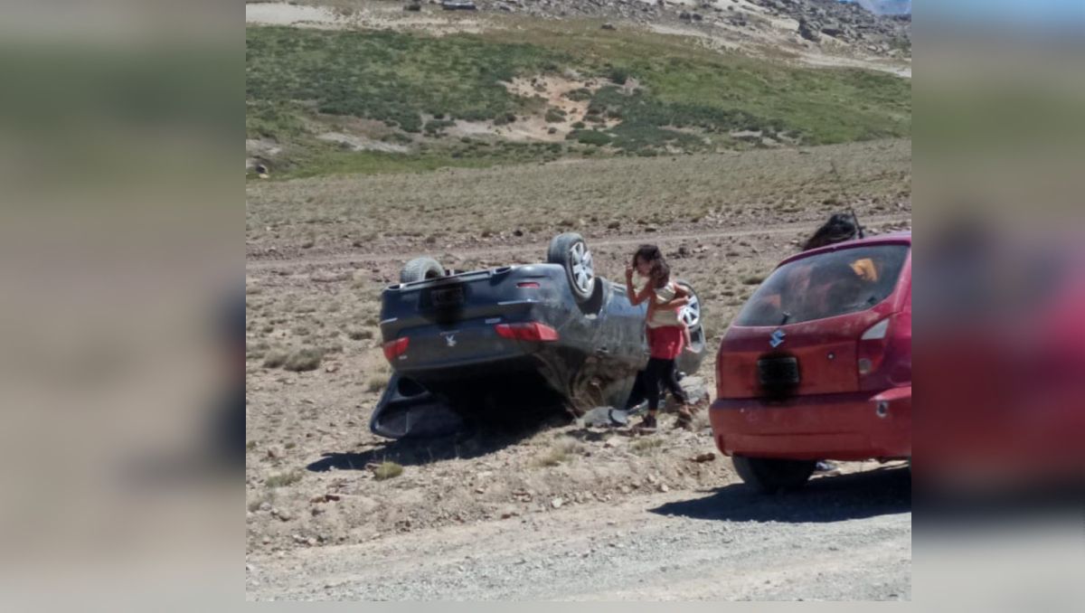 Se salvaron de milagro: viajaba con sus hijos y volcó en la ruta 13