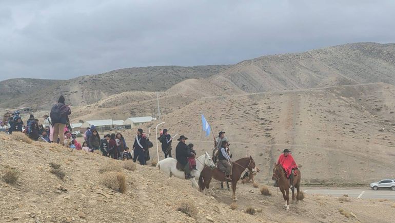 Histórica jornada en la Escuela 48 de Chos Malal: los más chicos recrearon el Cruce de los Andes