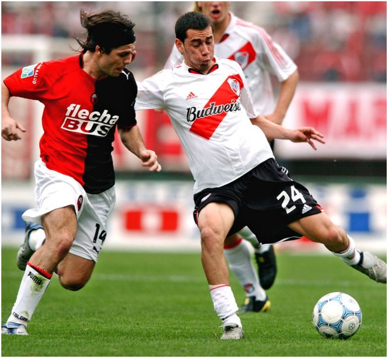 Sambueza con la camiseta de River Sambueza con la camiseta de River