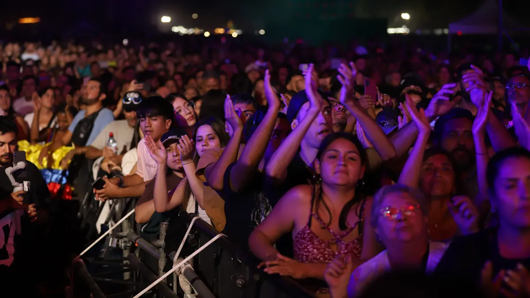 Al ritmo del folklore y la cumbia, la Fiesta de la Confluencia 2025 desbordó la Isla 132