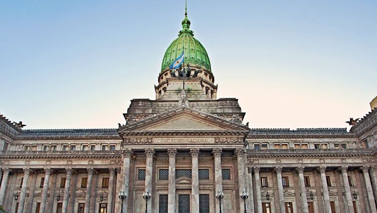 Buscan extender las licencias por maternidad y paternidad.