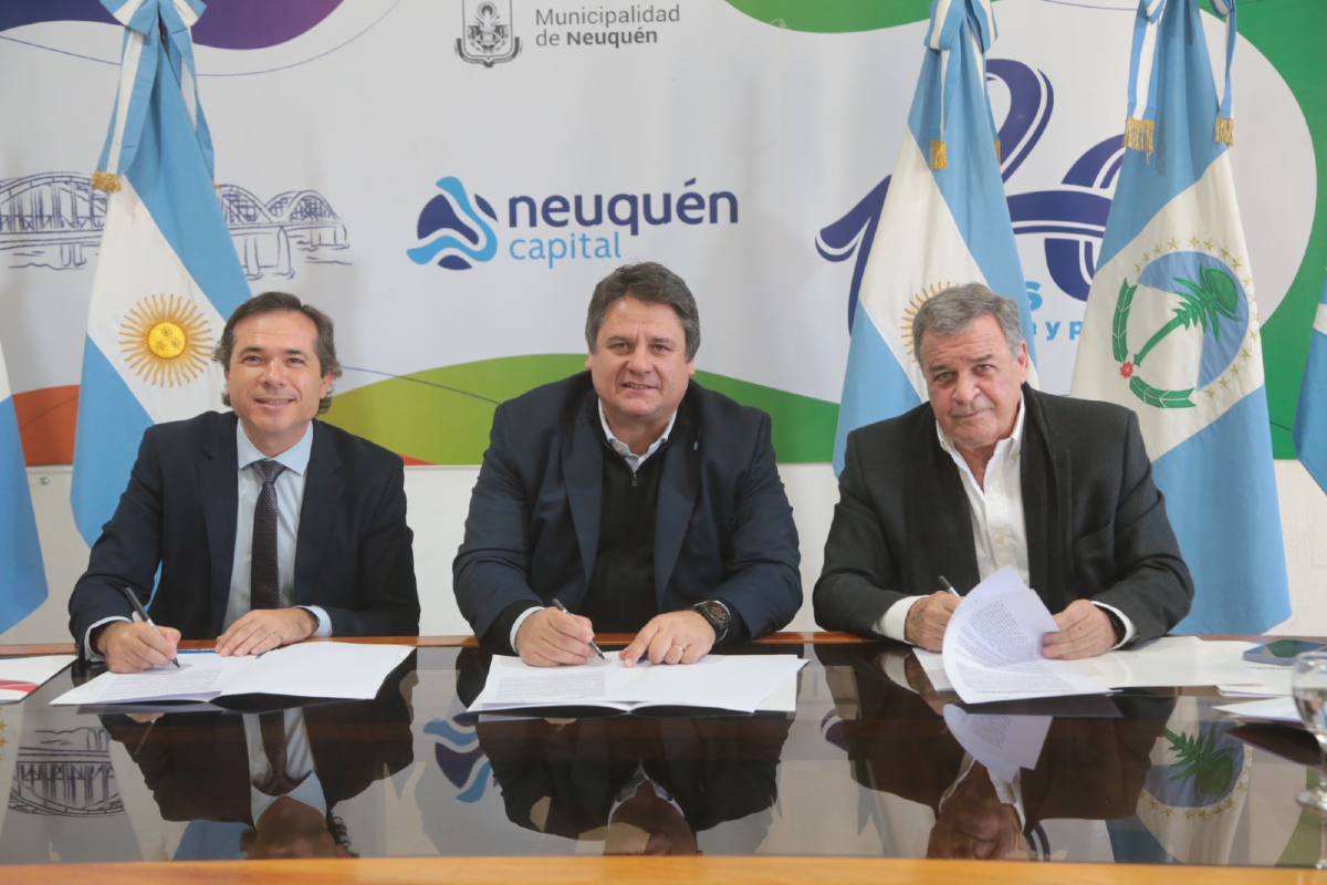 La firma del convenio entre la Municipalidad de Neuquén y el Ministerio Público Fiscal.