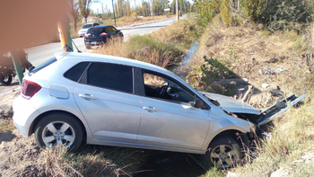 se salvaron de milagro tras un choque: uno de los autos cayo al canal se salvaron de milagro tras un choque: uno de los autos cayo al canal