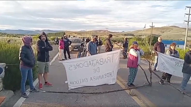 Un corte de municipales de Junín de Los Andes interrumpe el tránsito en la Ruta 40. | LM Neuquen Un corte de municipales de Junín de Los Andes interrumpe el tránsito en la Ruta 40.