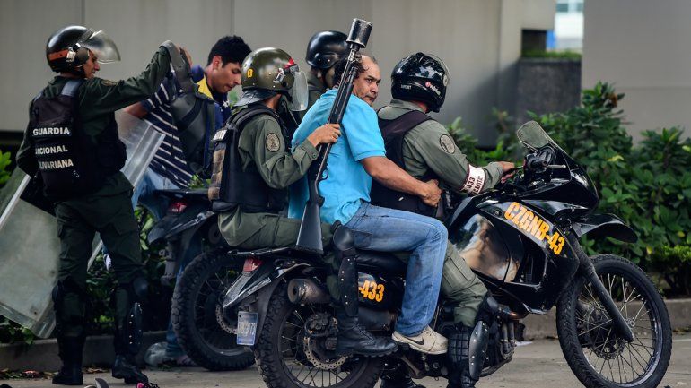 Un policía murió de un disparo en la cabeza durante las últimas protestas.