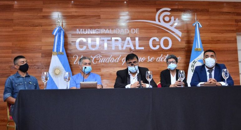 Rioseco y Saavedra durante la firma del acuerdo en Cutral Co.&nbsp;
