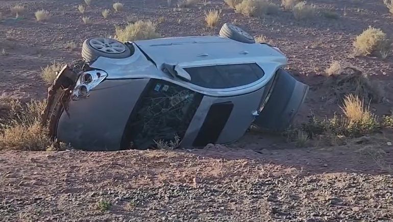 Se distrajo con el GPS y volcó en la Autovía Norte