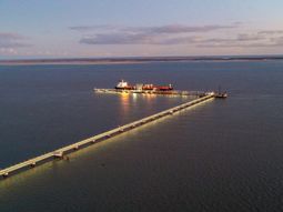 La terminal de Otamerica en Puerto Rosales despachó por primera vez tres buques tanque en simultáneo: el San Matías I, el Río Spirit y el Cabo de Hornos. La terminal de Otamerica en Puerto Rosales despachó por primera vez tres buques tanque en simultáneo: el San Matías I, el Río Spirit y el Cabo de Hornos.