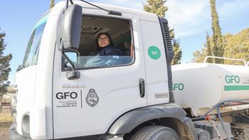 angelina conduccion: de barrendera a manejar el camion municipal angelina conduccion: de barrendera a manejar el camion municipal