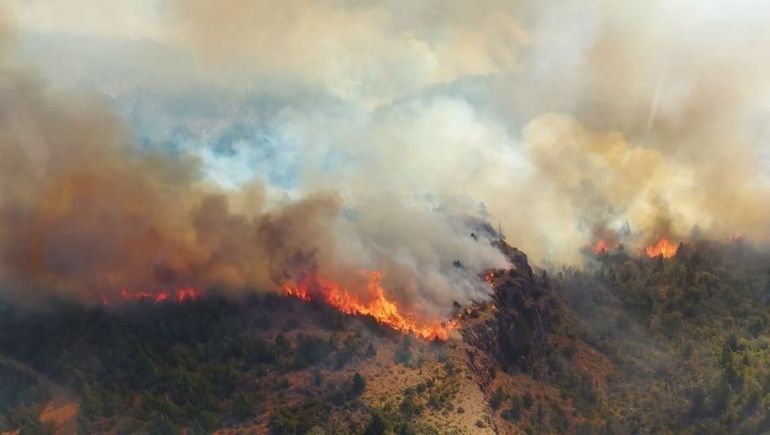 Un incendio de bosques se extiende en el Parque Nacional Los Alerces