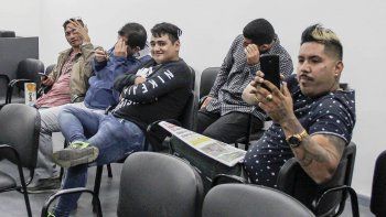 Pablo Montecino, quien en la imagen aparece con el teléfono, está a punto de salir en libertad asistida. 