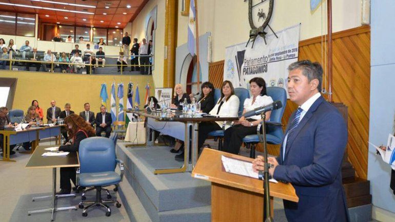 El vicegobernador Rolando Figueroa presente en el Parlamento.