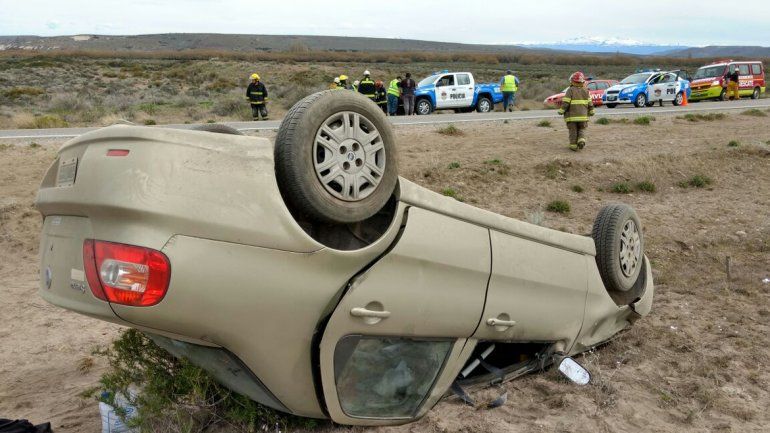 Se durmió, mordió la banquina y volcó: los cinco ocupantes resultaron heridos  