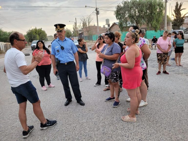 La Policía hablando con vecinos de la protesta por la falta de agua en Centenario.