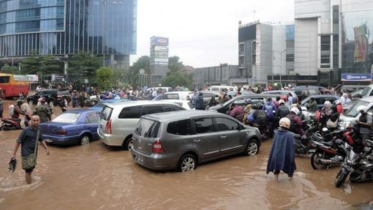 Al Menos 18 Muertos Y Miles De Evacuados Por Inundaciones