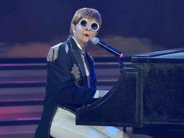 ¿Débora Plager o Elton John? La periodista deslumbró con su imitación