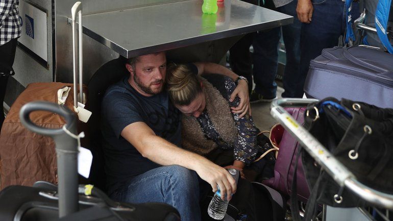 Centenares de pasajeros escaparon hasta por la pista. El asesino fue reducido por los efectivos policiales y quedó detenido: se llama Esteban Santiago.