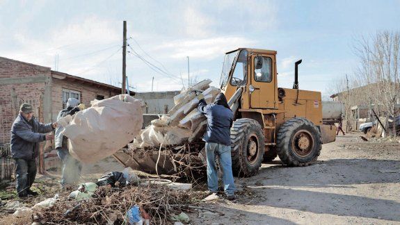 Operarios municipales, ayer en el sector 7 de Mayo.