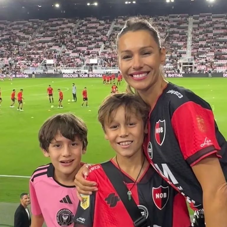 Pampita con la camiseta de Newell’s viendo a Messi Pampita con la camiseta de Newell’s viendo a Messi