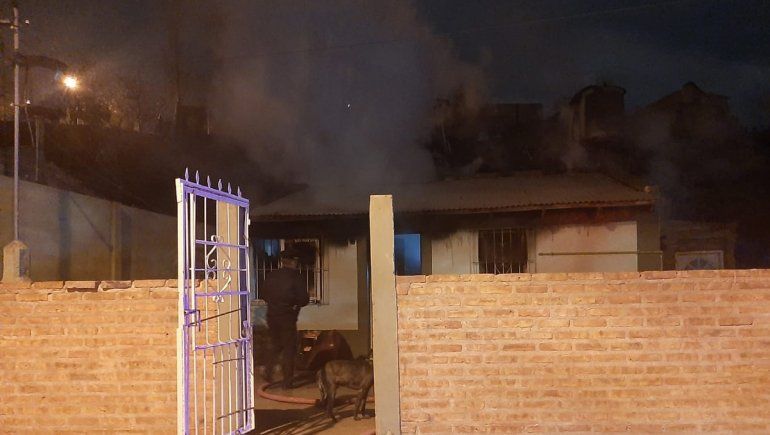 Un incendio consumió una vivienda del barrio Villa Ceferino. Un incendio consumió una vivienda del barrio Villa Ceferino.