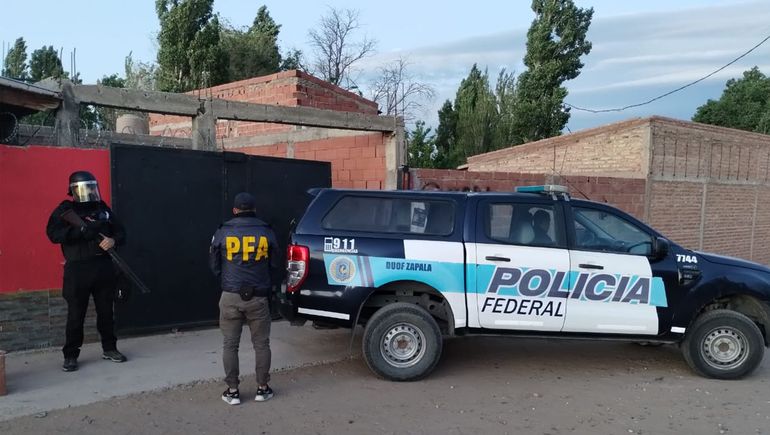 El allanamiento en el punto de venta de drogas de Cutral Co. | LM Neuquen El allanamiento en el punto de venta de drogas de Cutral Co.