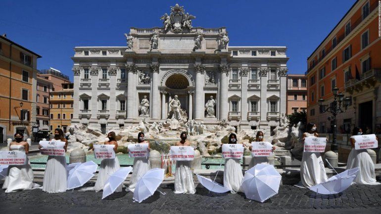 Novias protestan en Roma por el aplazamiento de sus bodas