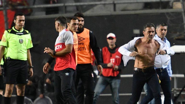 Expulsión de Nelson Vivas