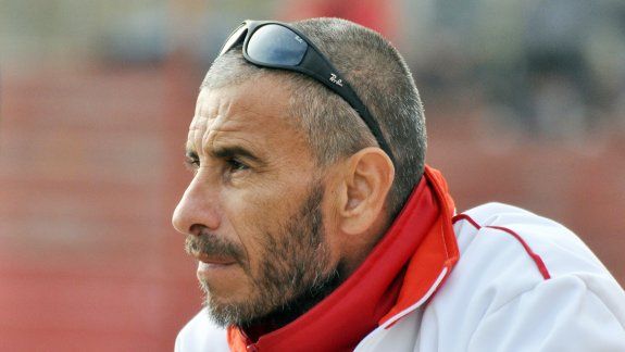 Un gesto característico con diez años de diferencia entre sus primeros  pasos con el buzo del Rojo y la actualidad. Coronel se mantiene en su  cargo y le da satisfacciones al fútbol neuquino.