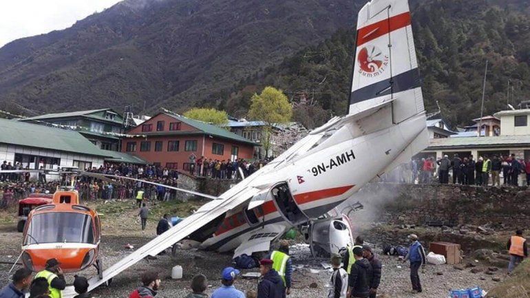 Tres muertos al chocar un avión y dos helicópteros cerca del Everest