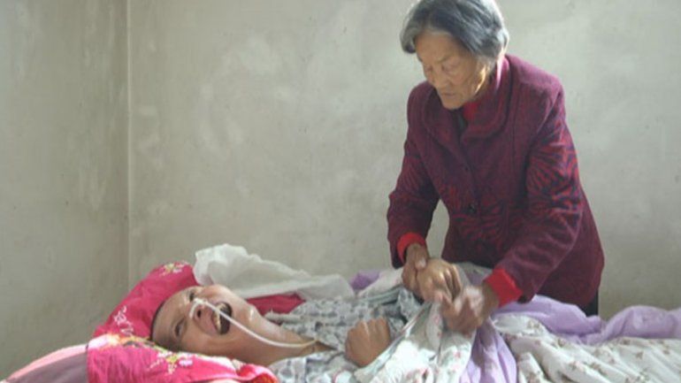 Conocé al joven que despertó de un coma tras 12 años frente a su madre que lo cuidaba